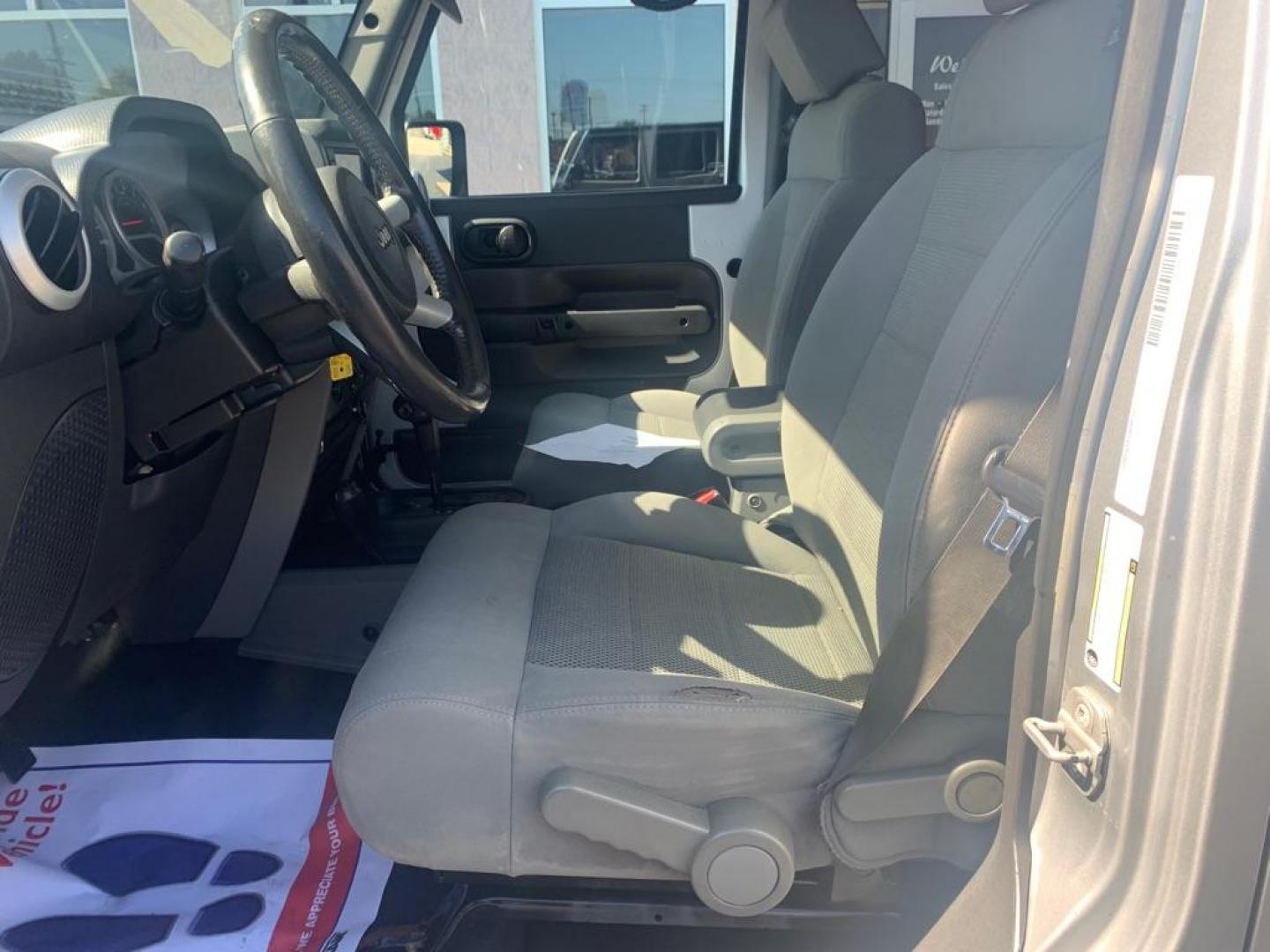 2009 SILVER JEEP WRANGLER UNLIMI SAHARA (1J8GA59159L) with an 3.8L engine, Automatic transmission, located at 3100 Covert Avenue, Evansville, IN, 47714, (812) 473-4492, 37.955418, -87.512238 - Photo#4