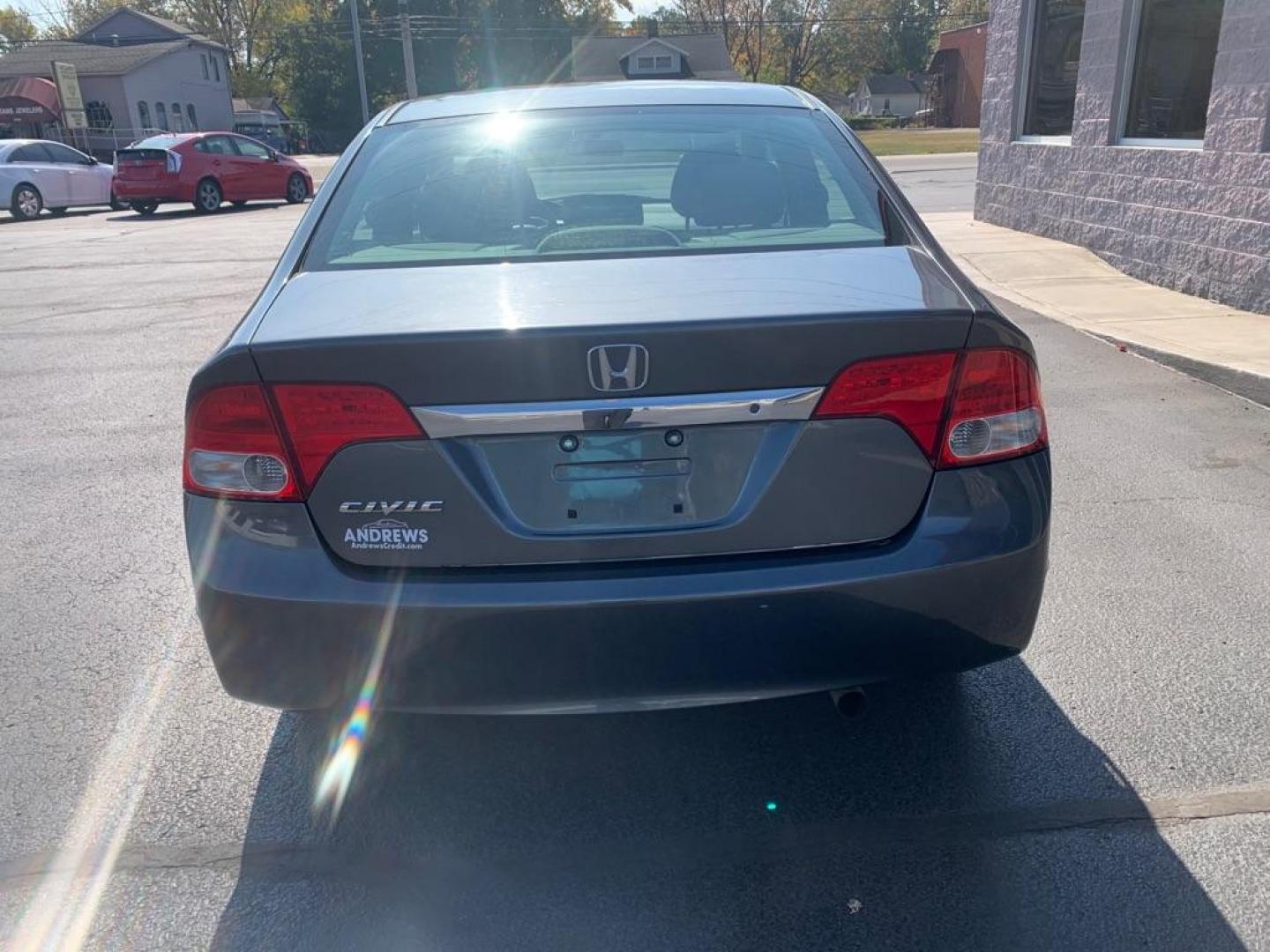 2011 GRAY HONDA CIVIC LX (19XFA1F58BE) with an 1.8L engine, Automatic transmission, located at 3100 Covert Avenue, Evansville, IN, 47714, (812) 473-4492, 37.955418, -87.512238 - Photo#3
