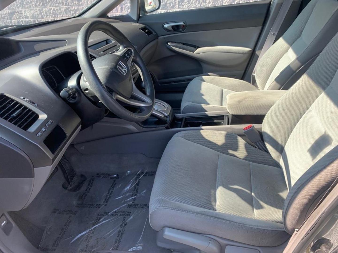 2011 GRAY HONDA CIVIC LX (19XFA1F58BE) with an 1.8L engine, Automatic transmission, located at 3100 Covert Avenue, Evansville, IN, 47714, (812) 473-4492, 37.955418, -87.512238 - Photo#4