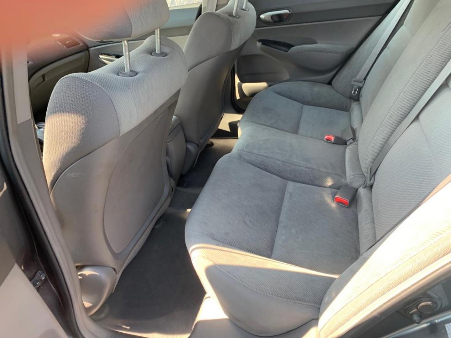 2011 GRAY HONDA CIVIC LX (19XFA1F58BE) with an 1.8L engine, Automatic transmission, located at 3100 Covert Avenue, Evansville, IN, 47714, (812) 473-4492, 37.955418, -87.512238 - Photo#5
