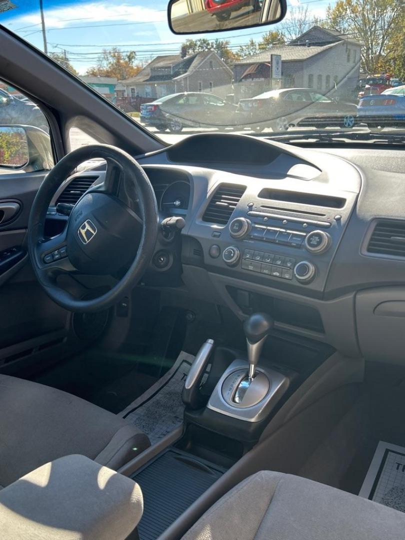 2008 GRAY HONDA CIVIC LX (1HGFA16568L) with an 1.8L engine, Automatic transmission, located at 3100 Covert Avenue, Evansville, IN, 47714, (812) 473-4492, 37.955418, -87.512238 - Photo#6