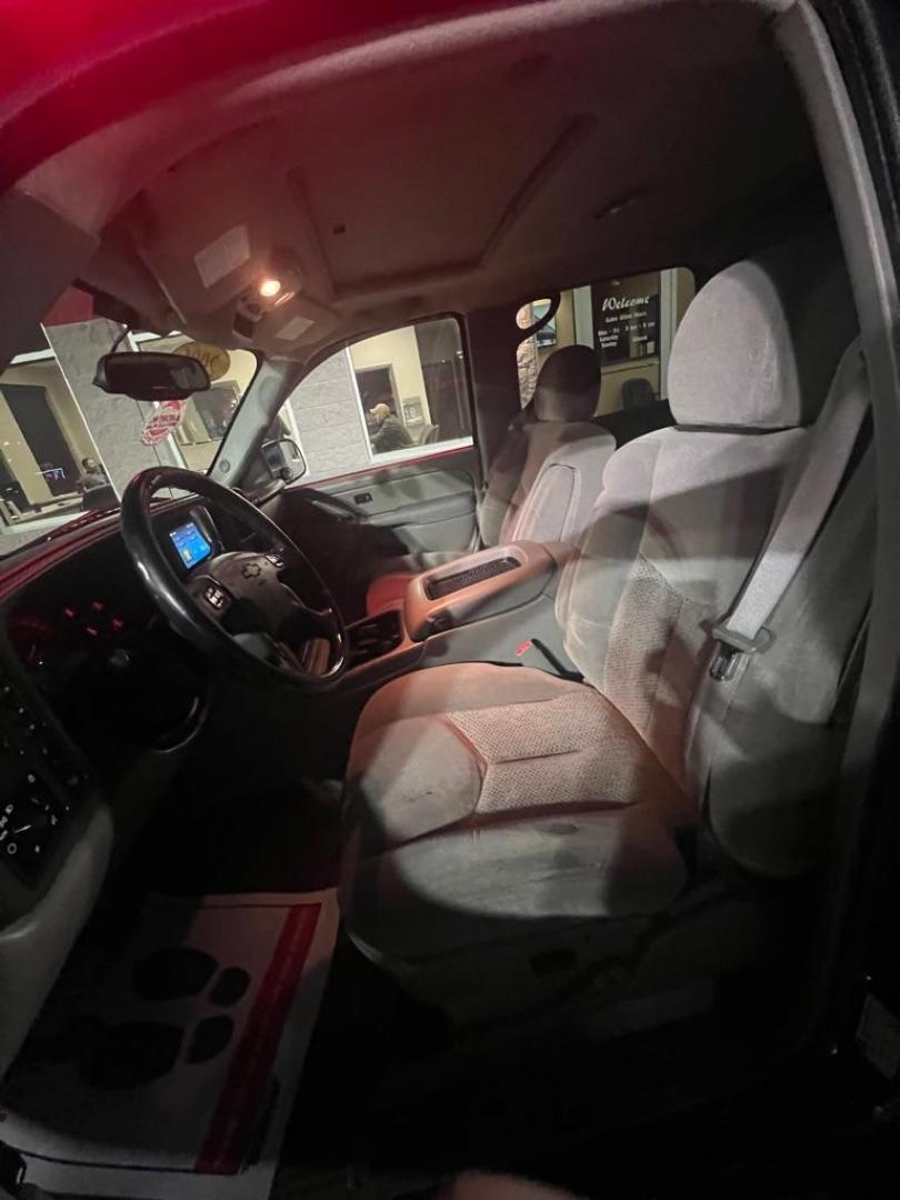 2006 BLACK CHEVROLET AVALANCHE 1500 (3GNEK12Z06G) with an 5.3L engine, Automatic transmission, located at 3100 Covert Avenue, Evansville, IN, 47714, (812) 473-4492, 37.955418, -87.512238 - Photo#9