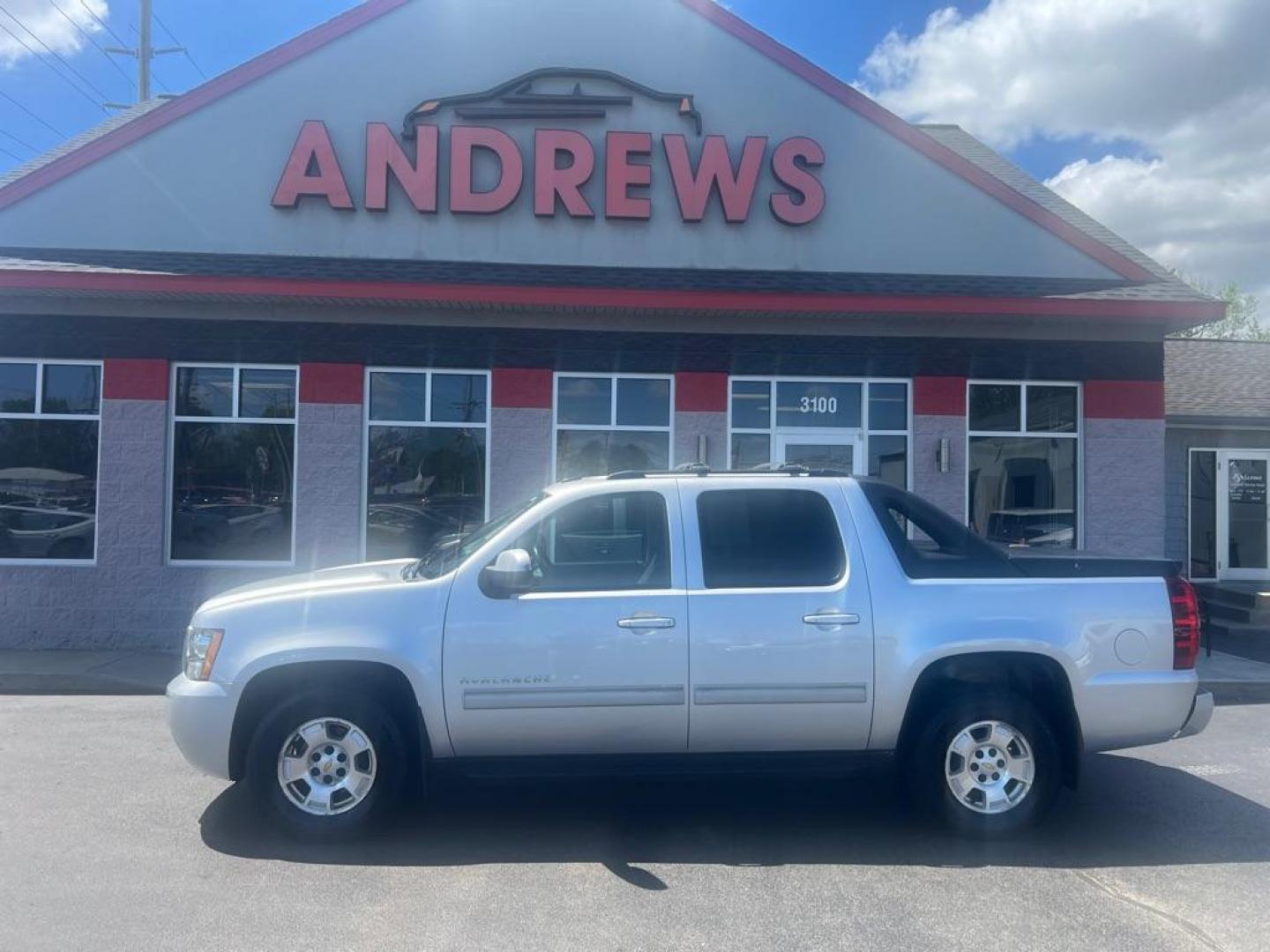 2012 SILVER CHEVROLET AVALANCHE LS (3GNMCEE0XCG) with an 5.3L engine, Automatic transmission, located at 3100 Covert Avenue, Evansville, IN, 47714, (812) 473-4492, 37.955418, -87.512238 - Photo#0