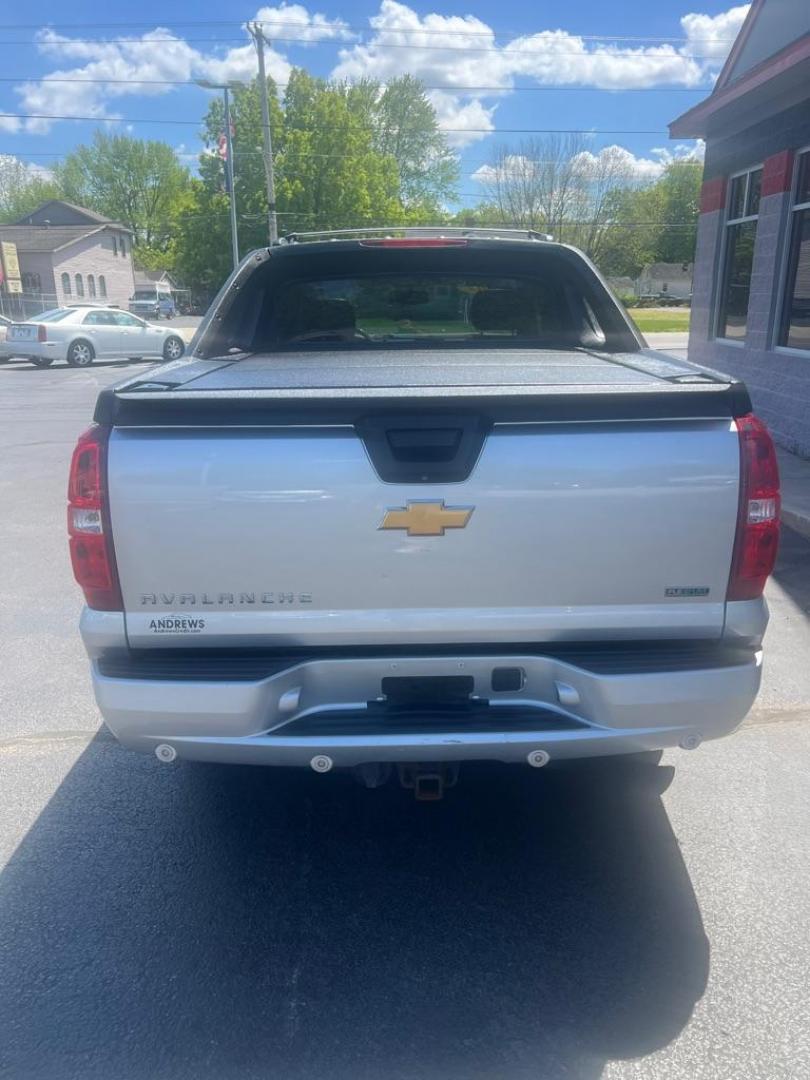 2012 SILVER CHEVROLET AVALANCHE LS (3GNMCEE0XCG) with an 5.3L engine, Automatic transmission, located at 3100 Covert Avenue, Evansville, IN, 47714, (812) 473-4492, 37.955418, -87.512238 - Photo#3