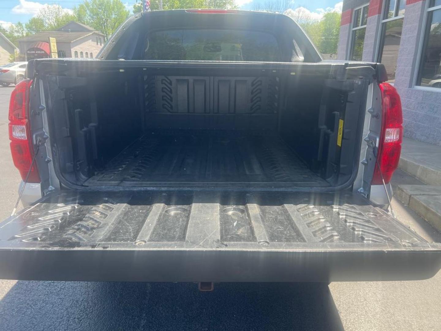 2012 SILVER CHEVROLET AVALANCHE LS (3GNMCEE0XCG) with an 5.3L engine, Automatic transmission, located at 3100 Covert Avenue, Evansville, IN, 47714, (812) 473-4492, 37.955418, -87.512238 - Photo#4