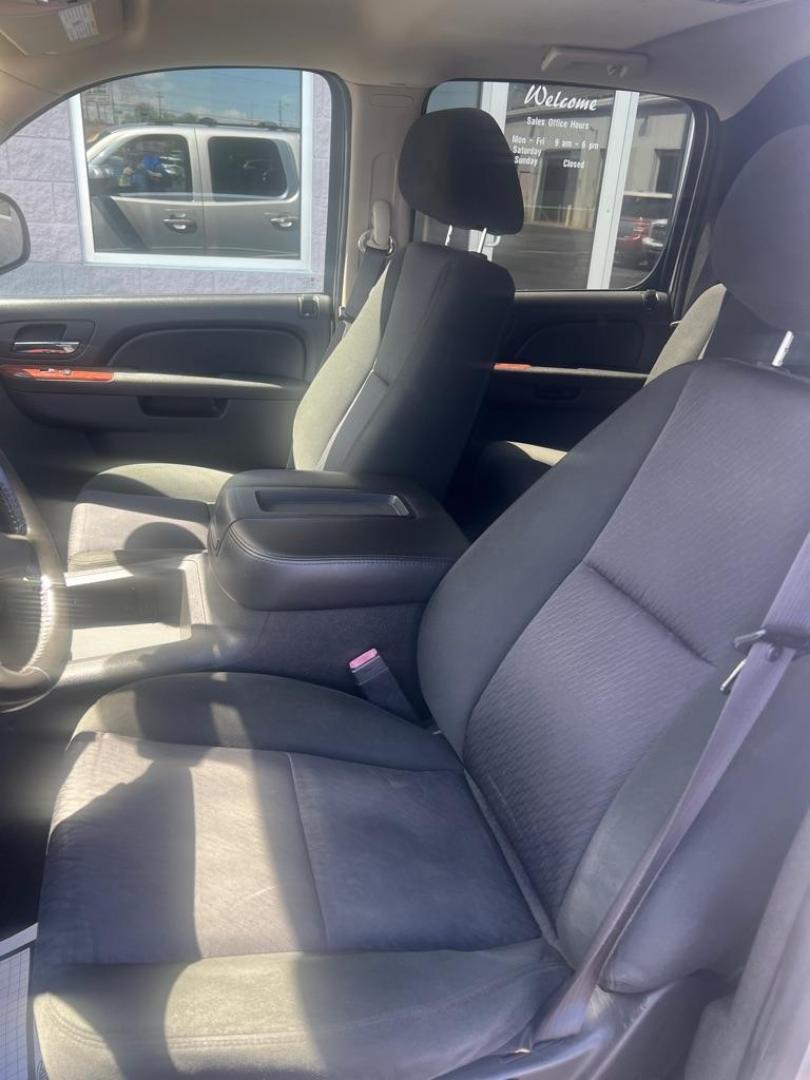 2012 SILVER CHEVROLET AVALANCHE LS (3GNMCEE0XCG) with an 5.3L engine, Automatic transmission, located at 3100 Covert Avenue, Evansville, IN, 47714, (812) 473-4492, 37.955418, -87.512238 - Photo#6