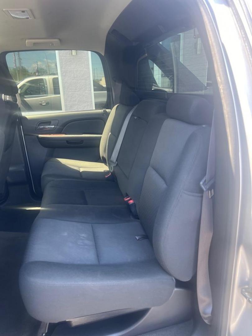 2012 SILVER CHEVROLET AVALANCHE LS (3GNMCEE0XCG) with an 5.3L engine, Automatic transmission, located at 3100 Covert Avenue, Evansville, IN, 47714, (812) 473-4492, 37.955418, -87.512238 - Photo#7