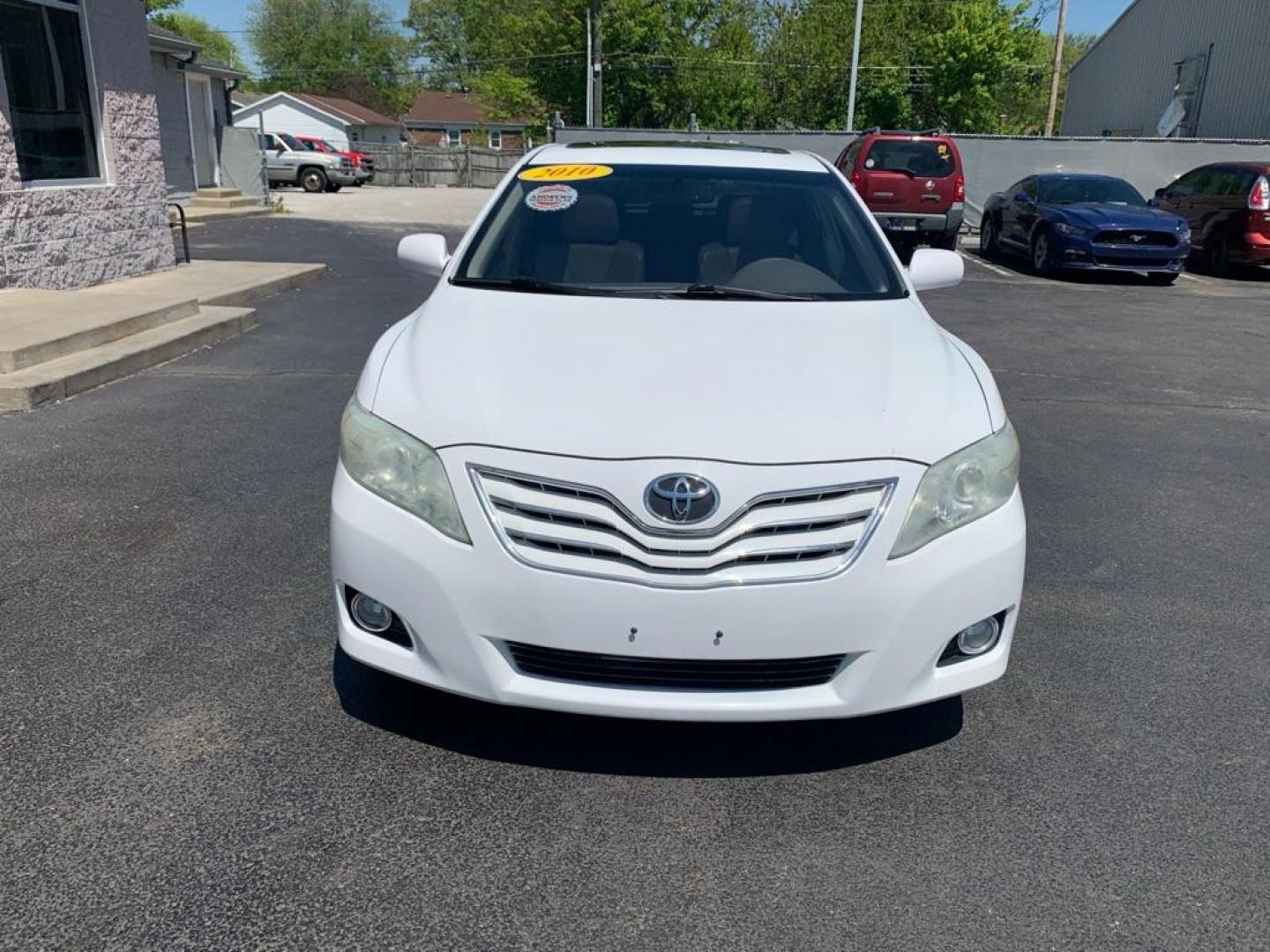 2010 WHITE TOYOTA CAMRY XLE (4T1BK3EK4AU) with an 3.5L engine, Automatic transmission, located at 3100 Covert Avenue, Evansville, IN, 47714, (812) 473-4492, 37.955418, -87.512238 - Photo#1