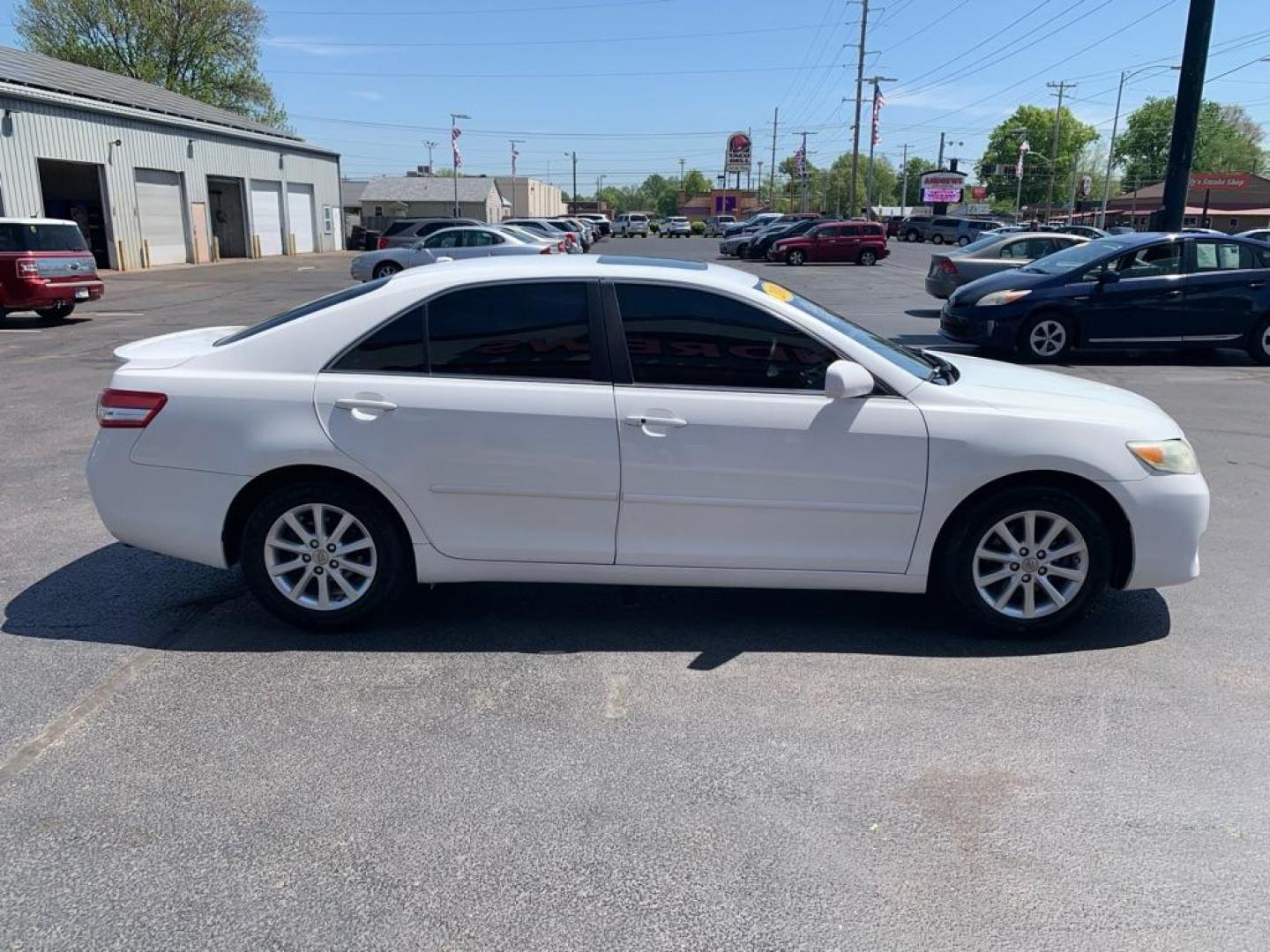 2010 WHITE TOYOTA CAMRY XLE (4T1BK3EK4AU) with an 3.5L engine, Automatic transmission, located at 3100 Covert Avenue, Evansville, IN, 47714, (812) 473-4492, 37.955418, -87.512238 - Photo#2