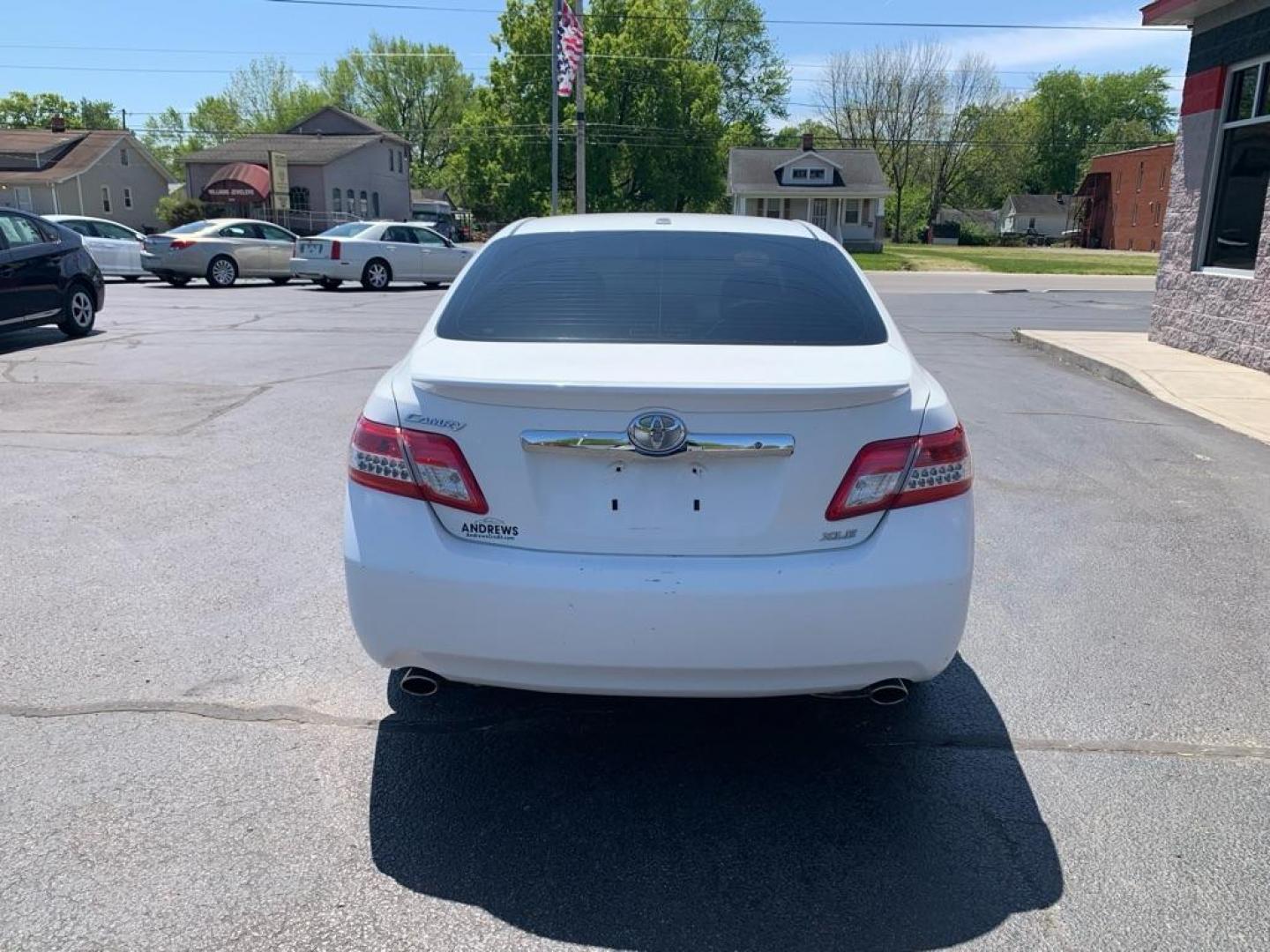 2010 WHITE TOYOTA CAMRY XLE (4T1BK3EK4AU) with an 3.5L engine, Automatic transmission, located at 3100 Covert Avenue, Evansville, IN, 47714, (812) 473-4492, 37.955418, -87.512238 - Photo#3