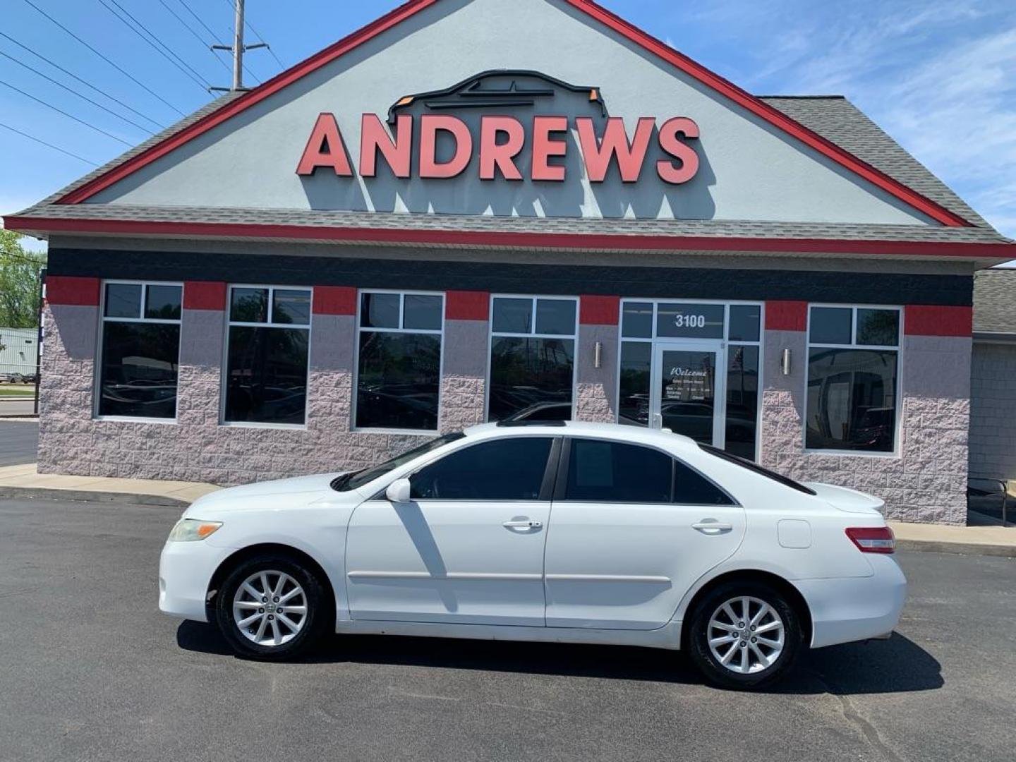 2010 WHITE TOYOTA CAMRY XLE (4T1BK3EK4AU) with an 3.5L engine, Automatic transmission, located at 3100 Covert Avenue, Evansville, IN, 47714, (812) 473-4492, 37.955418, -87.512238 - Photo#0