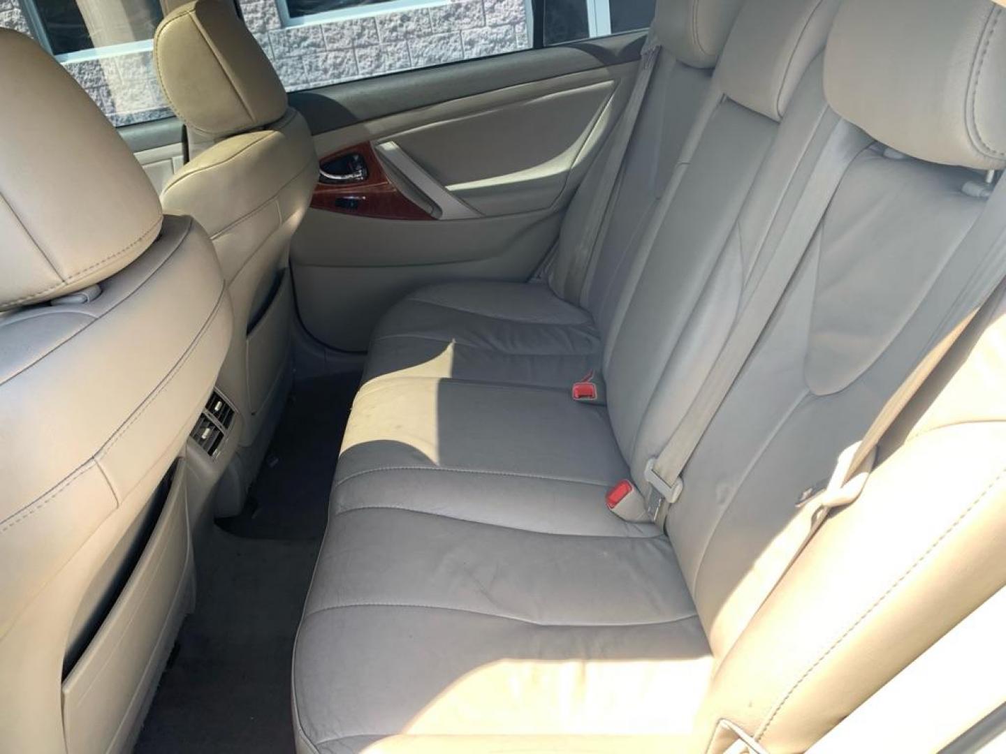 2010 WHITE TOYOTA CAMRY XLE (4T1BK3EK4AU) with an 3.5L engine, Automatic transmission, located at 3100 Covert Avenue, Evansville, IN, 47714, (812) 473-4492, 37.955418, -87.512238 - Photo#5