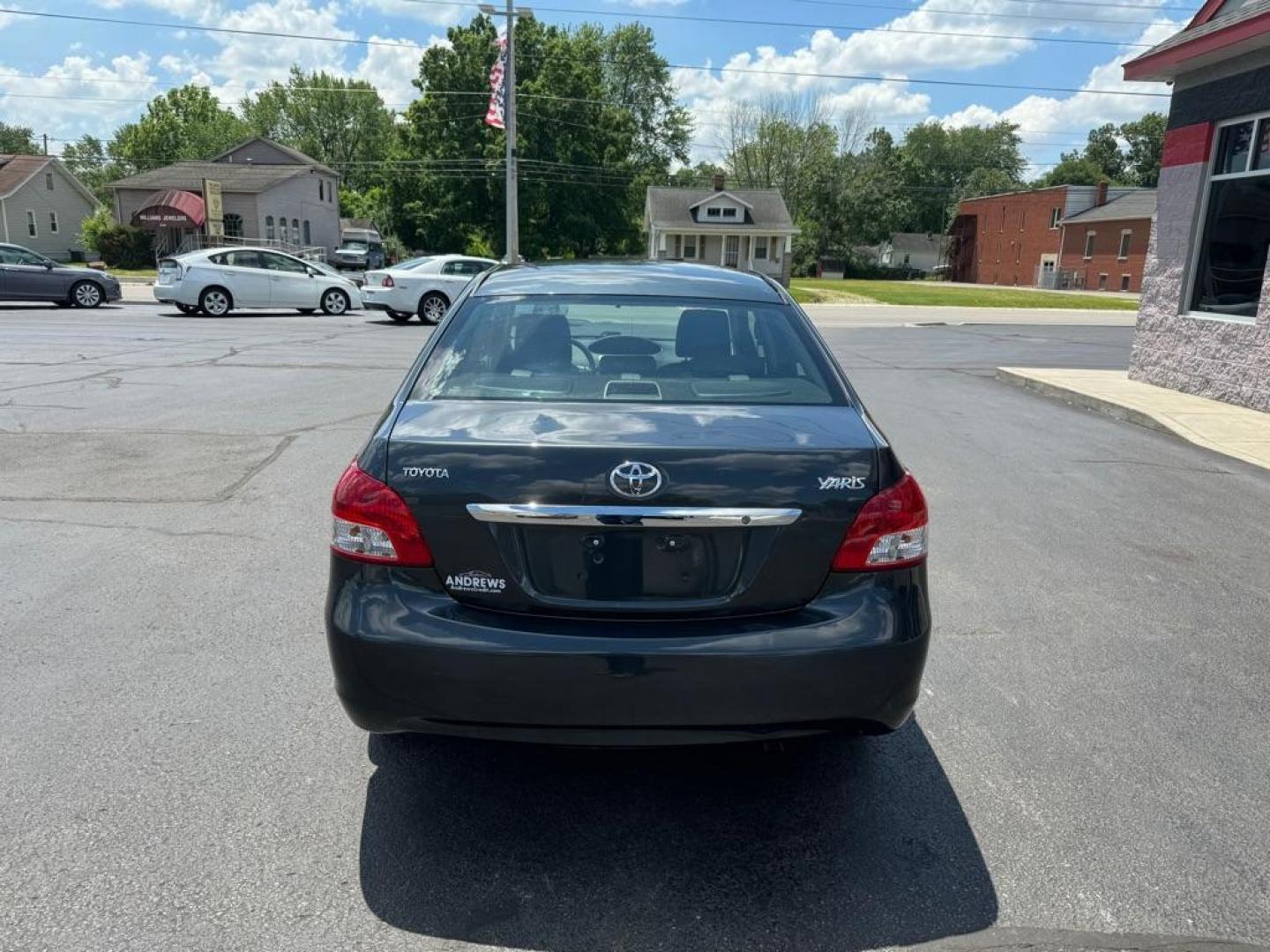 2010 GRAY TOYOTA YARIS (JTDBT4K3XA4) with an 1.5L engine, Automatic transmission, located at 3100 Covert Avenue, Evansville, IN, 47714, (812) 473-4492, 37.955418, -87.512238 - Photo#3