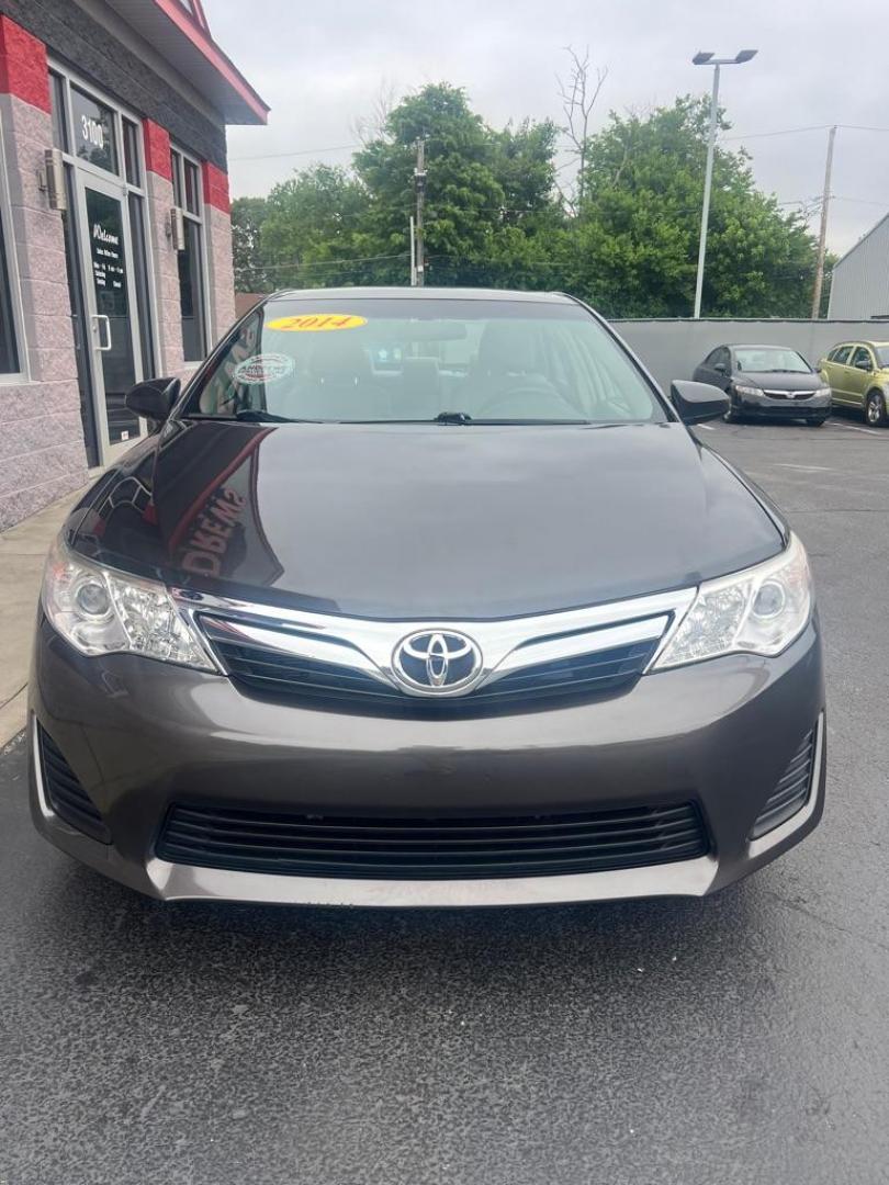 2014 GRAY TOYOTA CAMRY L (4T1BF1FK7EU) with an 2.5L engine, Automatic transmission, located at 3100 Covert Avenue, Evansville, IN, 47714, (812) 473-4492, 37.955418, -87.512238 - Photo#1