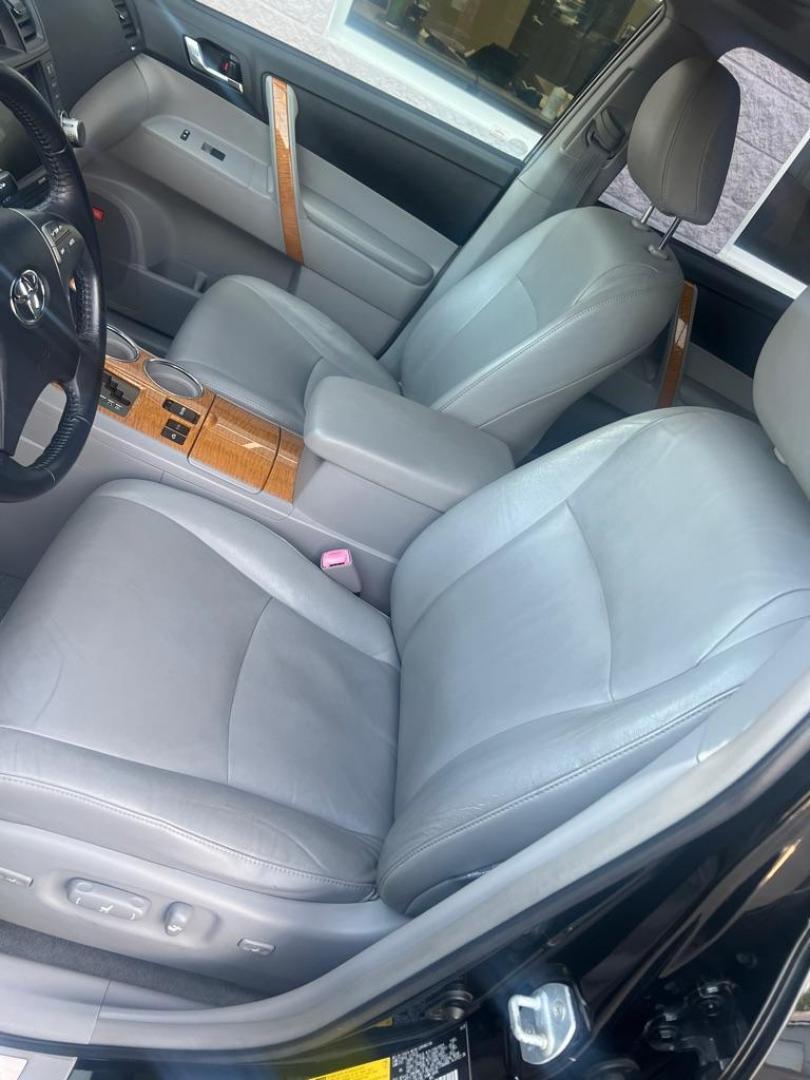 2009 BLACK TOYOTA HIGHLANDER HYBRID LIMITED (JTEEW44A892) with an 3.3L engine, Continuously Variable transmission, located at 3100 Covert Avenue, Evansville, IN, 47714, (812) 473-4492, 37.955418, -87.512238 - Photo#5