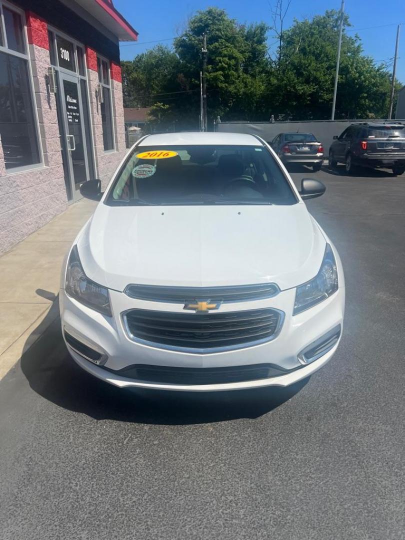 2016 WHITE CHEVROLET CRUZE LIMITED LS (1G1PC5SH7G7) with an 1.8L engine, Automatic transmission, located at 3100 Covert Avenue, Evansville, IN, 47714, (812) 473-4492, 37.955418, -87.512238 - Photo#1
