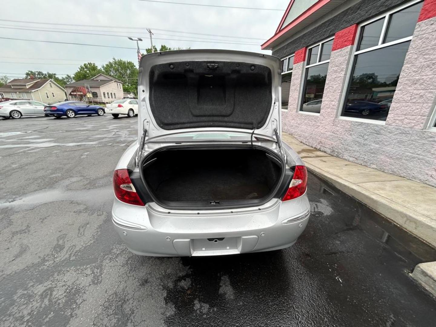 2005 SILVER BUICK LACROSSE CXS (2G4WE537151) with an 3.6L engine, Automatic transmission, located at 3100 Covert Avenue, Evansville, IN, 47714, (812) 473-4492, 37.955418, -87.512238 - Photo#4