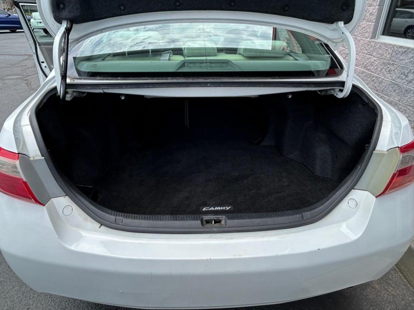 2009 WHITE TOYOTA CAMRY BASE (4T4BE46K89R) with an 2.4L engine, Automatic transmission, located at 3100 Covert Avenue, Evansville, IN, 47714, (812) 473-4492, 37.955418, -87.512238 - Photo#5