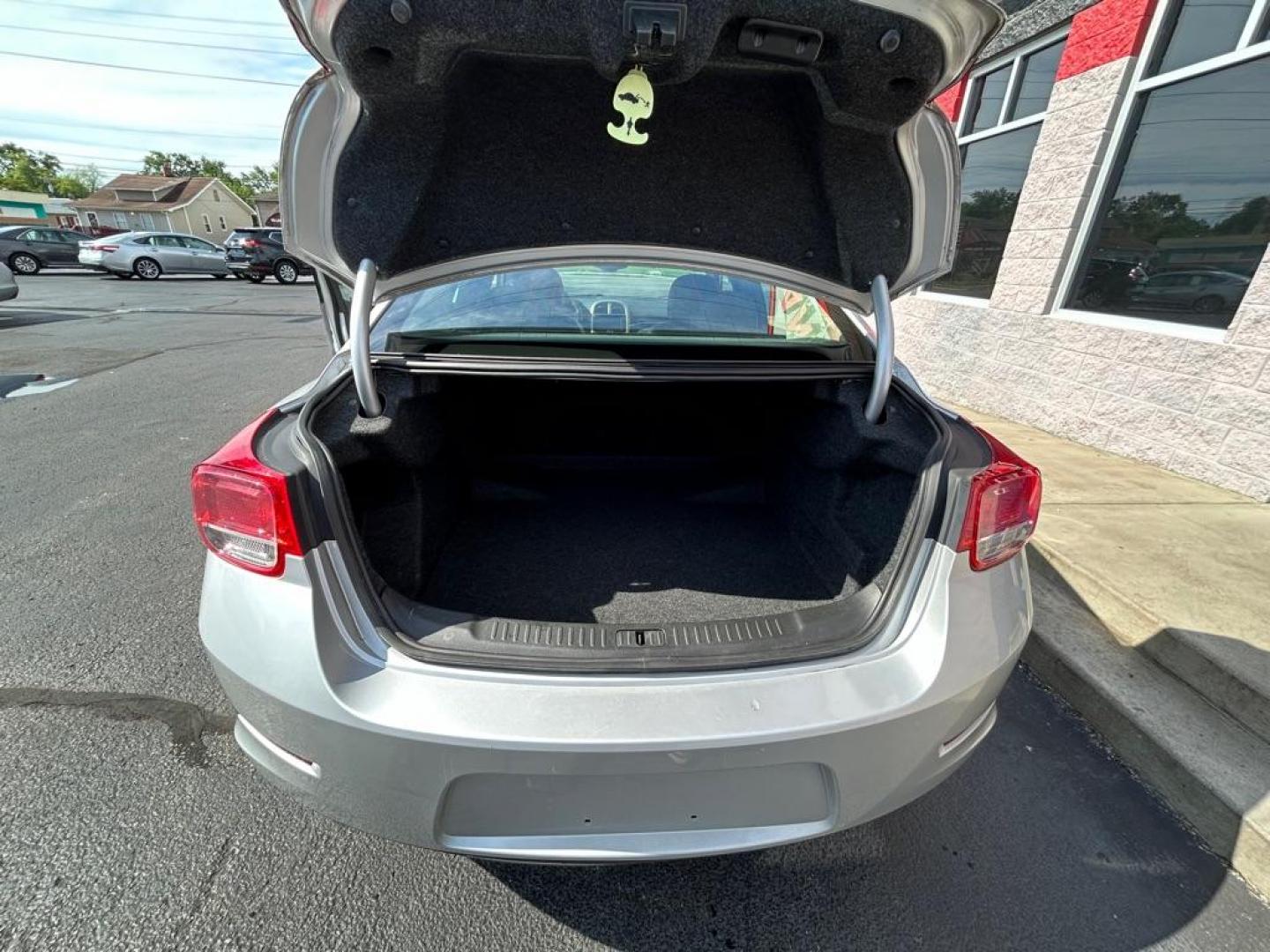 2013 SILVER CHEVROLET MALIBU 1LT (1G11C5SA2DF) with an 2.5L engine, Automatic transmission, located at 3100 Covert Avenue, Evansville, IN, 47714, (812) 473-4492, 37.955418, -87.512238 - Photo#4