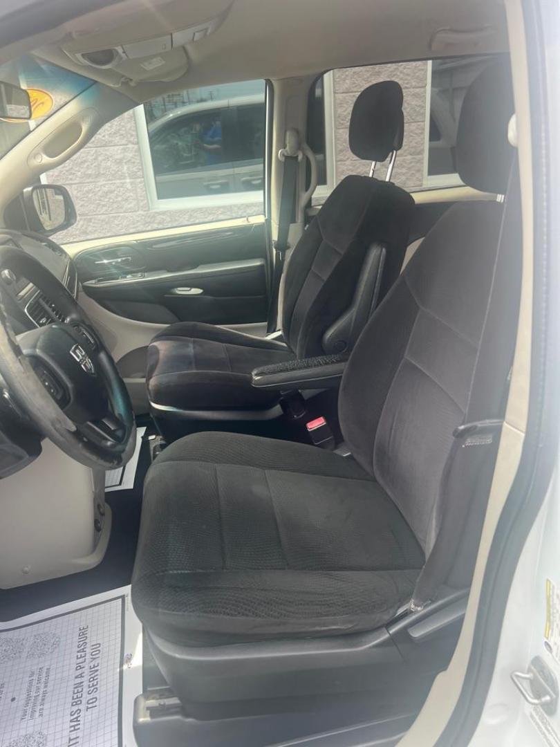 2014 WHITE DODGE GRAND CARAVAN SE (2C4RDGBG8ER) with an 3.6L engine, Automatic transmission, located at 3100 Covert Avenue, Evansville, IN, 47714, (812) 473-4492, 37.955418, -87.512238 - Photo#5