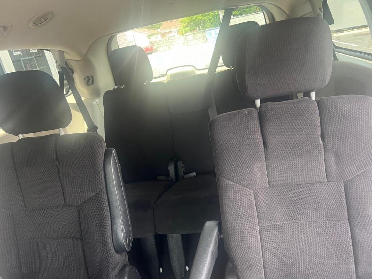 2014 WHITE DODGE GRAND CARAVAN SE (2C4RDGBG8ER) with an 3.6L engine, Automatic transmission, located at 3100 Covert Avenue, Evansville, IN, 47714, (812) 473-4492, 37.955418, -87.512238 - Photo#7