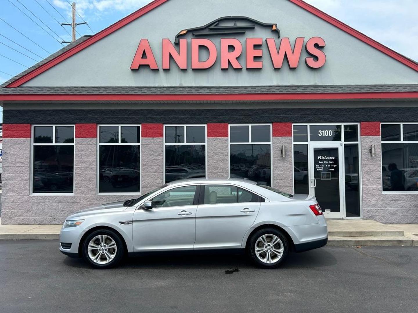 2013 SILVER FORD TAURUS SEL (1FAHP2E81DG) with an 3.5L engine, Automatic transmission, located at 3100 Covert Avenue, Evansville, IN, 47714, (812) 473-4492, 37.955418, -87.512238 - Photo#0