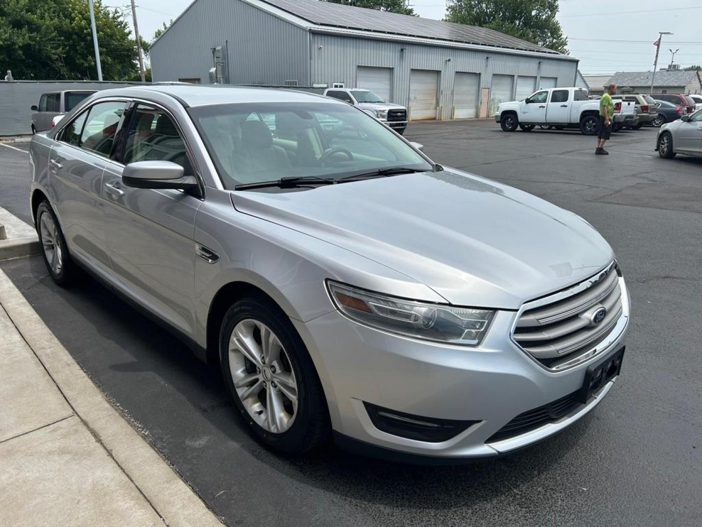 2013 SILVER FORD TAURUS SEL (1FAHP2E81DG) with an 3.5L engine, Automatic transmission, located at 3100 Covert Avenue, Evansville, IN, 47714, (812) 473-4492, 37.955418, -87.512238 - Photo#1