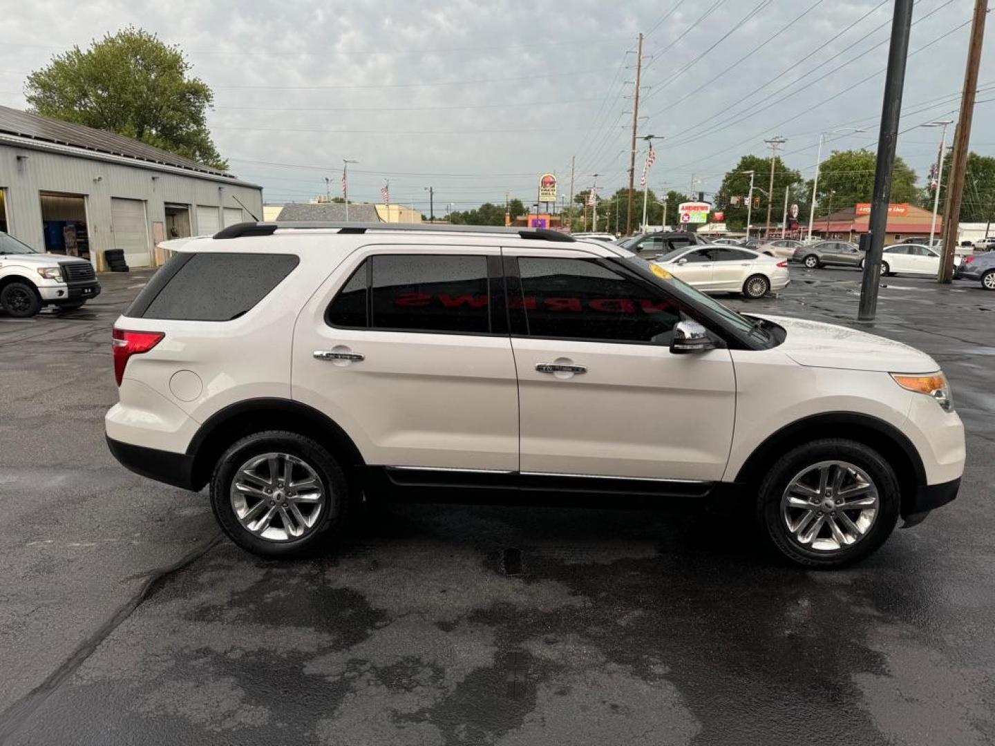 2014 WHITE FORD EXPLORER XLT (1FM5K8D83EG) with an 3.5L engine, Automatic transmission, located at 3100 Covert Avenue, Evansville, IN, 47714, (812) 473-4492, 37.955418, -87.512238 - Photo#2