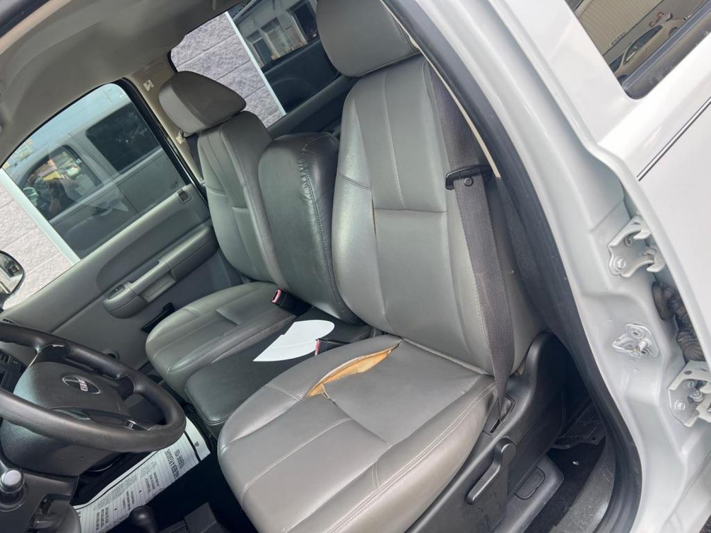 2008 WHITE GMC SIERRA 1500 (2GTEK13MX81) with an 5.3L engine, Automatic transmission, located at 3100 Covert Avenue, Evansville, IN, 47714, (812) 473-4492, 37.955418, -87.512238 - Photo#2