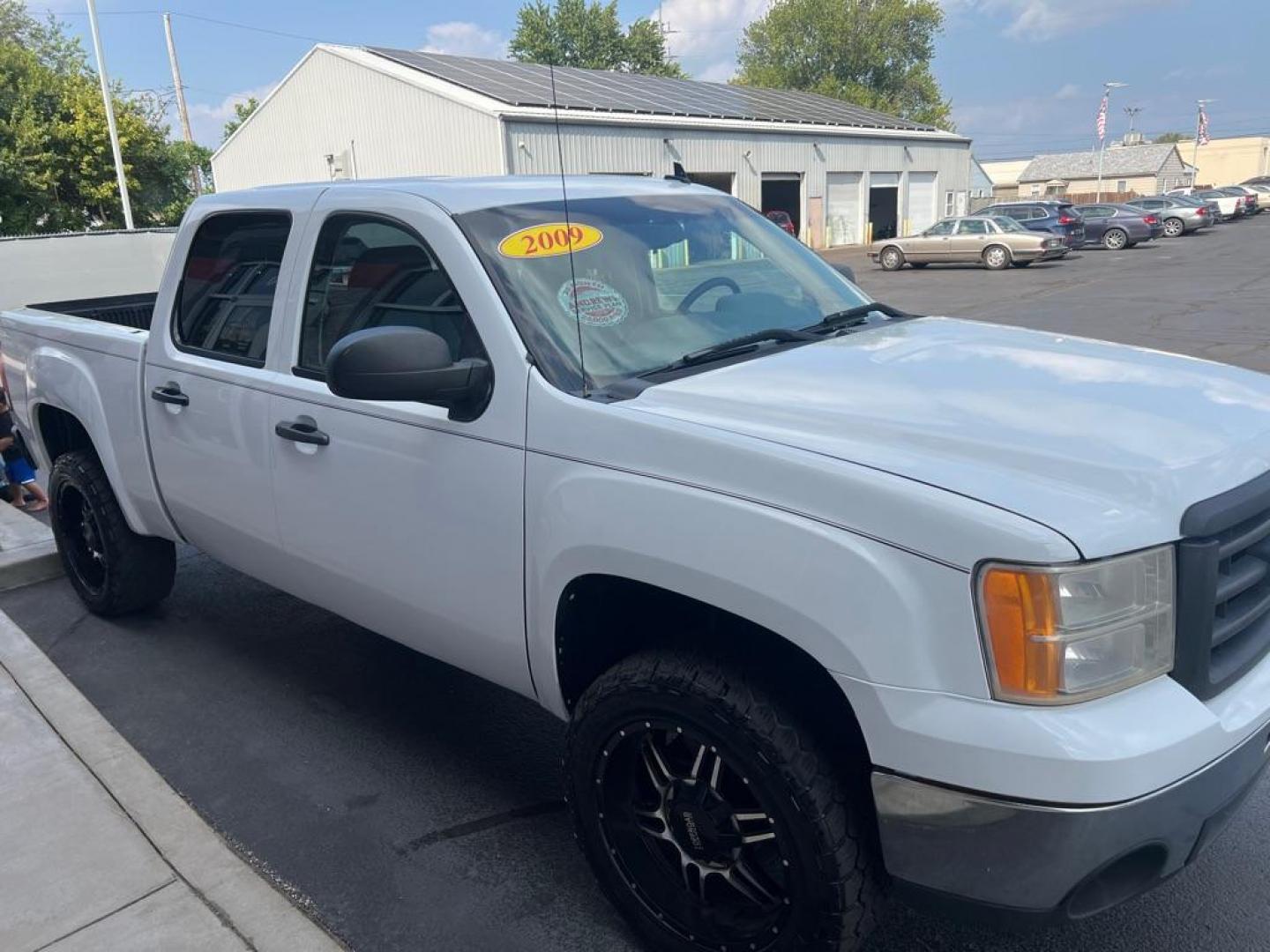 2008 WHITE GMC SIERRA 1500 (2GTEK13MX81) with an 5.3L engine, Automatic transmission, located at 3100 Covert Avenue, Evansville, IN, 47714, (812) 473-4492, 37.955418, -87.512238 - Photo#4