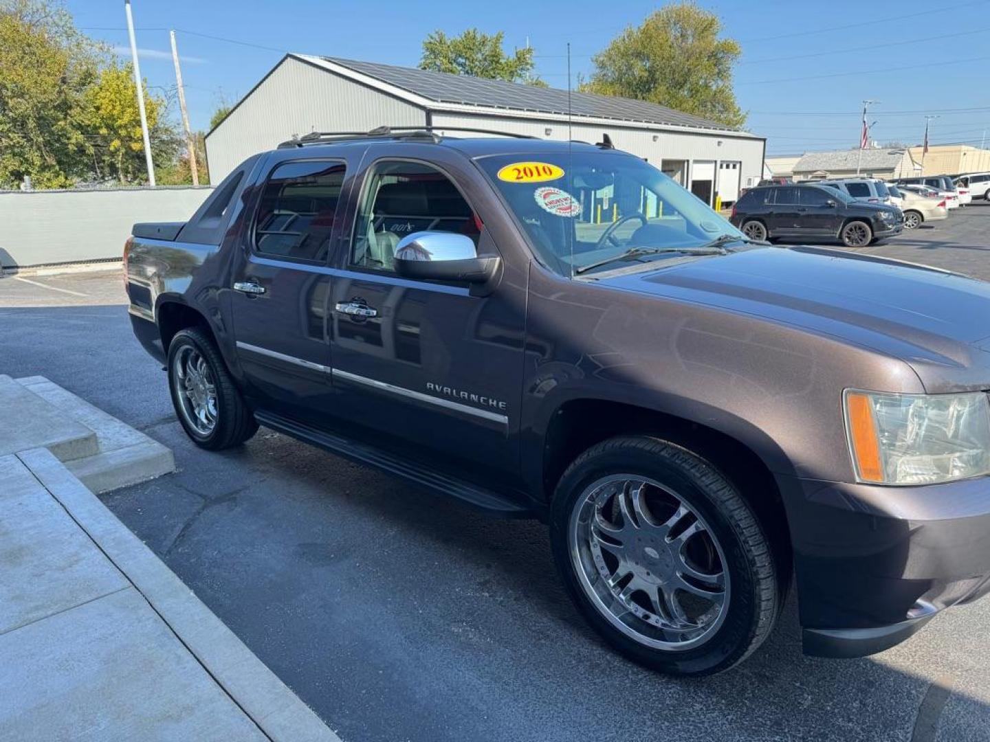 2010 GRAY CHEVROLET AVALANCHE LTZ (3GNVKGE05AG) with an 5.3L engine, Automatic transmission, located at 3100 Covert Avenue, Evansville, IN, 47714, (812) 473-4492, 37.955418, -87.512238 - Photo#2