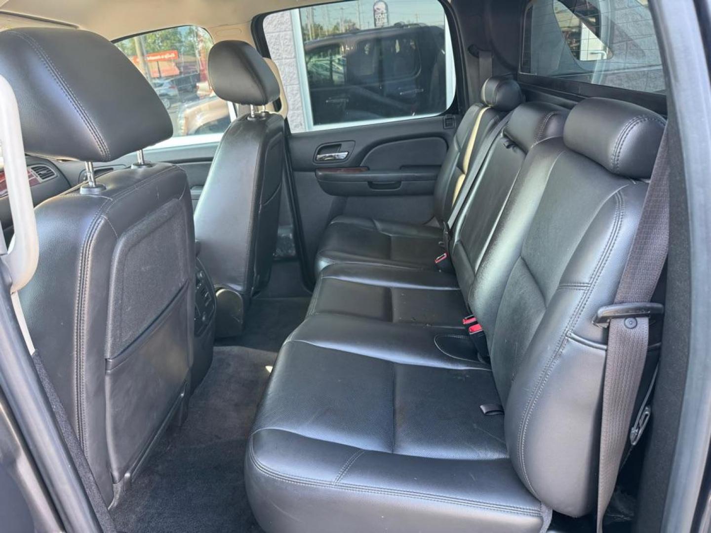 2010 GRAY CHEVROLET AVALANCHE LTZ (3GNVKGE05AG) with an 5.3L engine, Automatic transmission, located at 3100 Covert Avenue, Evansville, IN, 47714, (812) 473-4492, 37.955418, -87.512238 - Photo#5