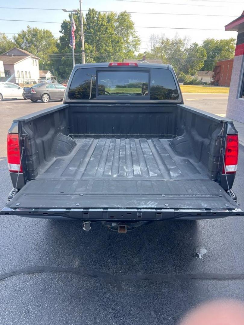 2006 GRAY NISSAN TITAN XE (1N6AA07B66N) with an 5.6L engine, Automatic transmission, located at 3100 Covert Avenue, Evansville, IN, 47714, (812) 473-4492, 37.955418, -87.512238 - Photo#4