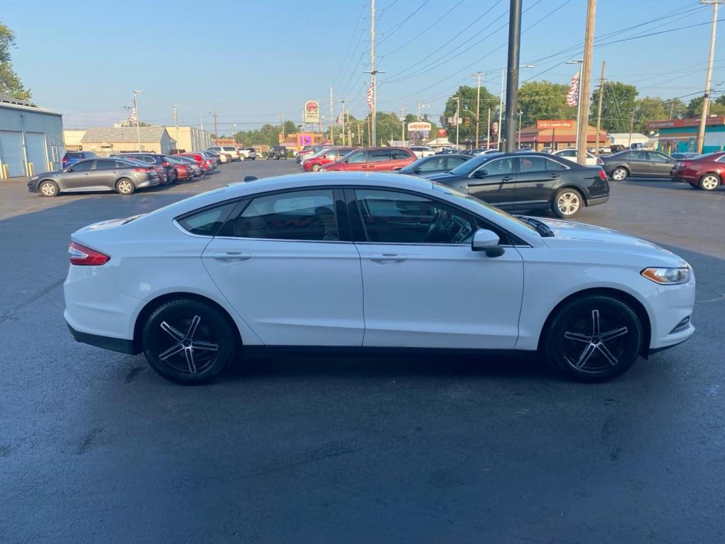 2013 WHITE FORD FUSION S (3FA6P0G74DR) with an 2.5L engine, Automatic transmission, located at 3100 Covert Avenue, Evansville, IN, 47714, (812) 473-4492, 37.955418, -87.512238 - Photo#2