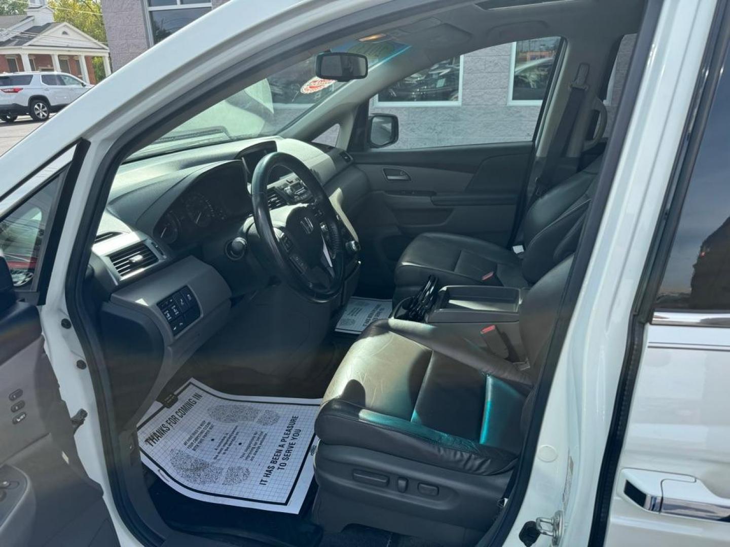 2013 WHITE HONDA ODYSSEY TOURING (5FNRL5H93DB) with an 3.5L engine, Automatic transmission, located at 3100 Covert Avenue, Evansville, IN, 47714, (812) 473-4492, 37.955418, -87.512238 - Photo#4