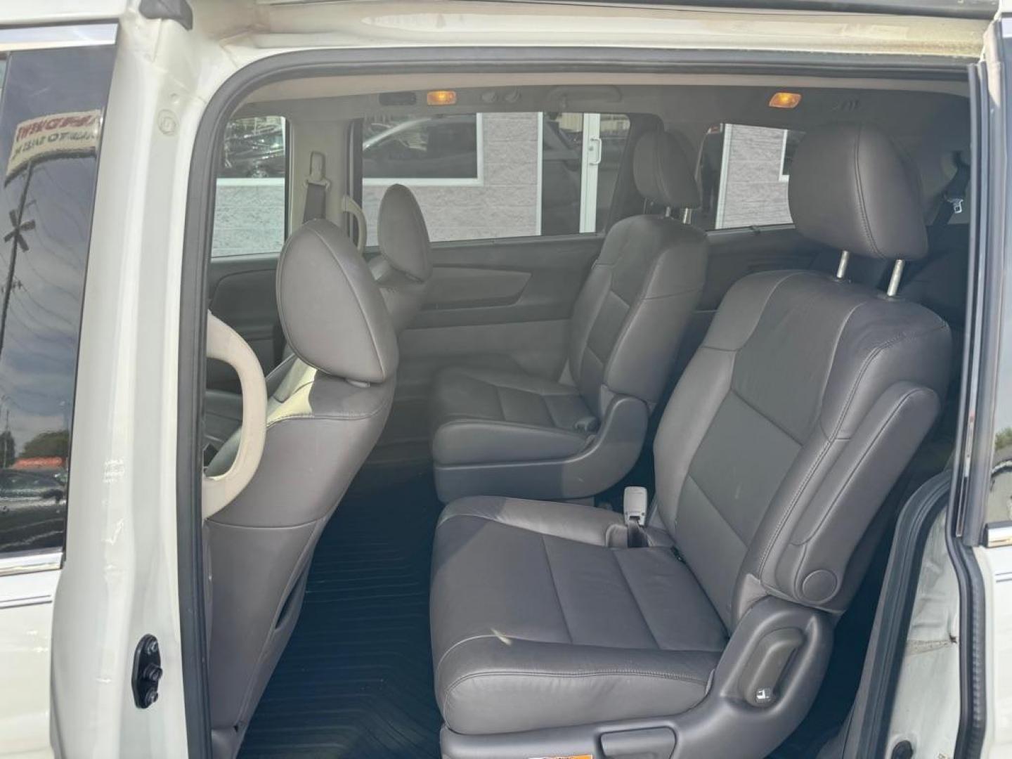 2013 WHITE HONDA ODYSSEY TOURING (5FNRL5H93DB) with an 3.5L engine, Automatic transmission, located at 3100 Covert Avenue, Evansville, IN, 47714, (812) 473-4492, 37.955418, -87.512238 - Photo#5
