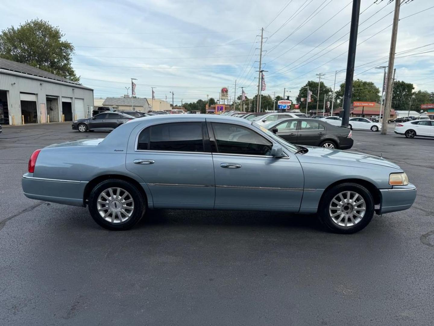 2006 BLUE LINCOLN TOWN CAR SIGNATURE (1LNHM81V96Y) with an 4.6L engine, Automatic transmission, located at 3100 Covert Avenue, Evansville, IN, 47714, (812) 473-4492, 37.955418, -87.512238 - Photo#2