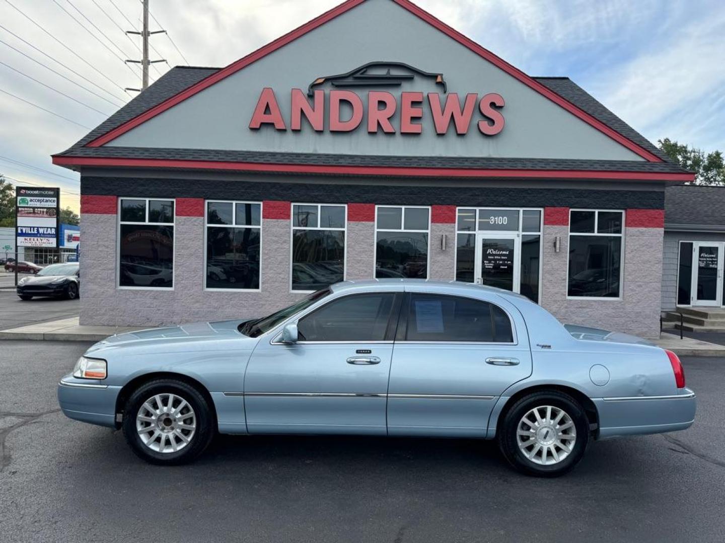 2006 BLUE LINCOLN TOWN CAR SIGNATURE (1LNHM81V96Y) with an 4.6L engine, Automatic transmission, located at 3100 Covert Avenue, Evansville, IN, 47714, (812) 473-4492, 37.955418, -87.512238 - Photo#0