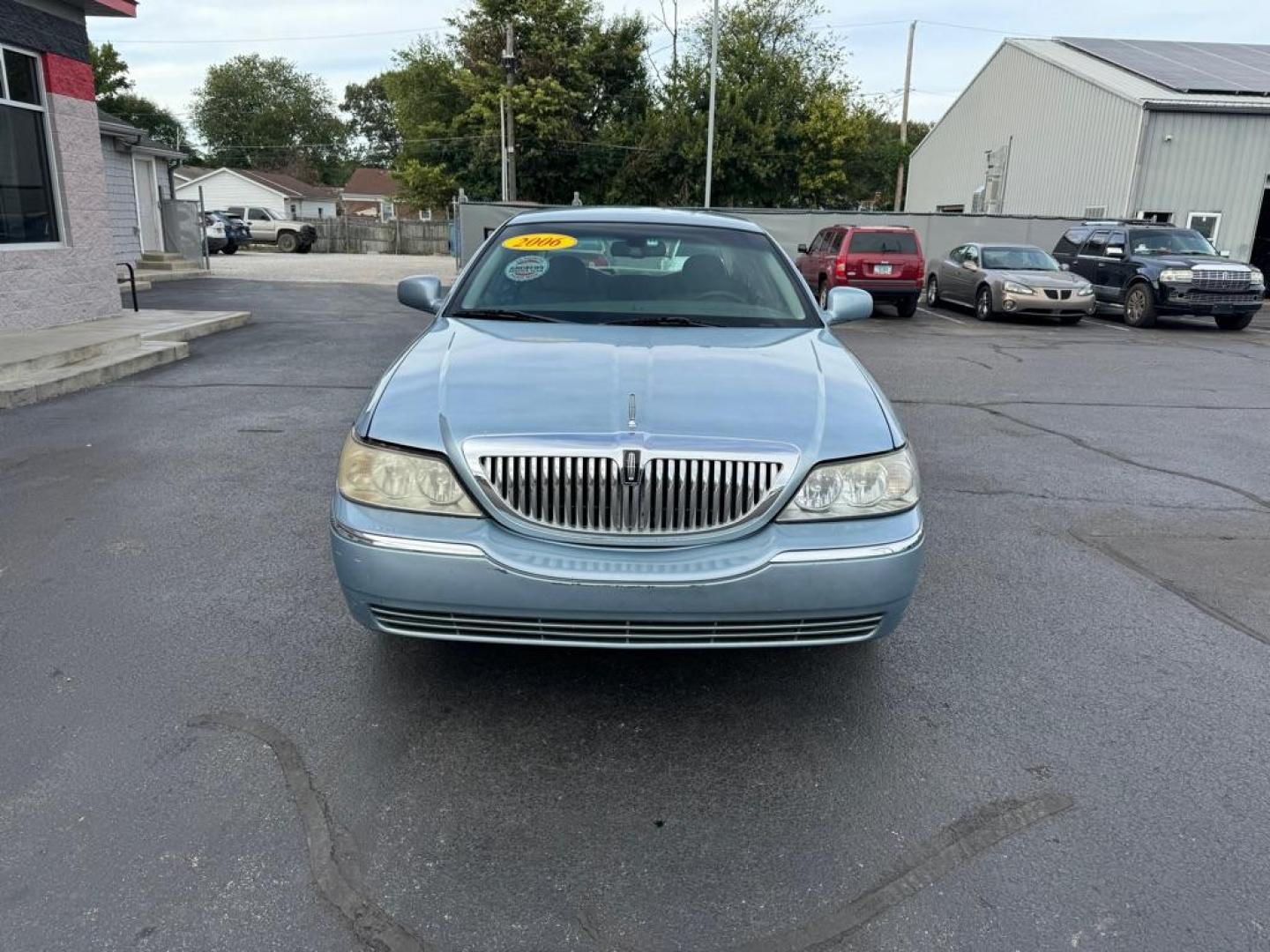 2006 BLUE LINCOLN TOWN CAR SIGNATURE (1LNHM81V96Y) with an 4.6L engine, Automatic transmission, located at 3100 Covert Avenue, Evansville, IN, 47714, (812) 473-4492, 37.955418, -87.512238 - Photo#1