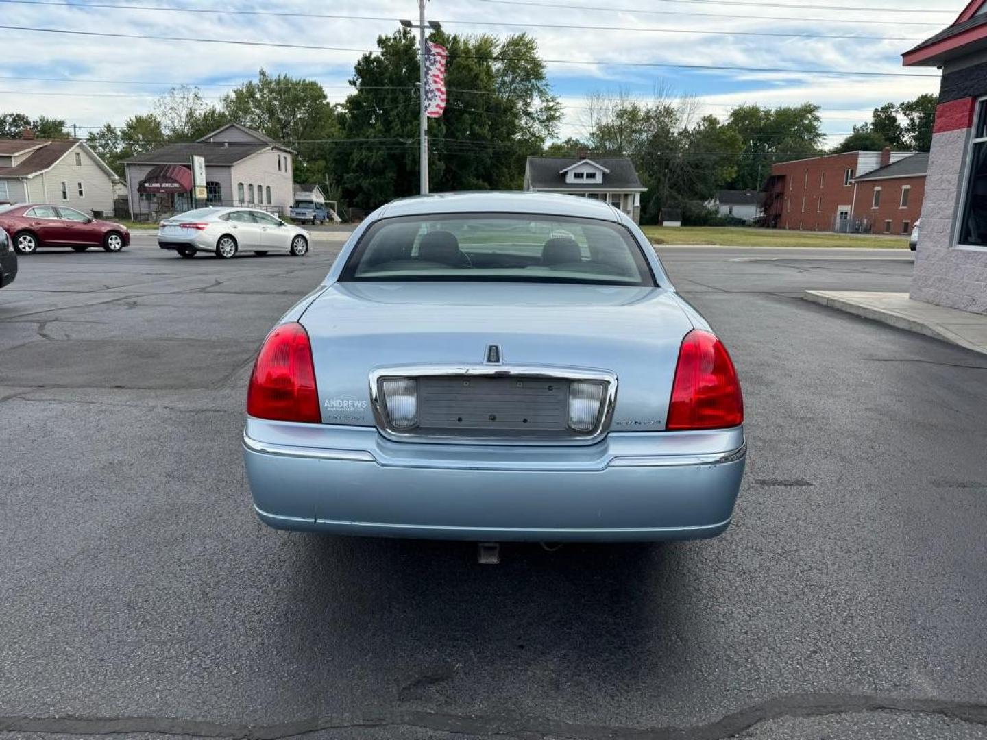 2006 BLUE LINCOLN TOWN CAR SIGNATURE (1LNHM81V96Y) with an 4.6L engine, Automatic transmission, located at 3100 Covert Avenue, Evansville, IN, 47714, (812) 473-4492, 37.955418, -87.512238 - Photo#3