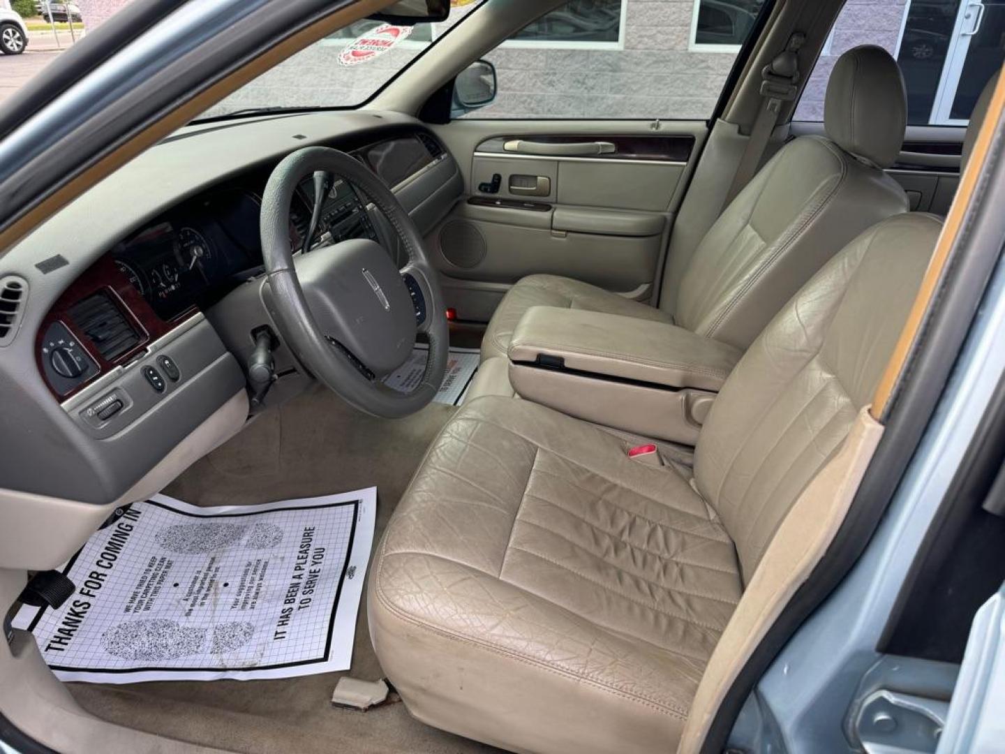 2006 BLUE LINCOLN TOWN CAR SIGNATURE (1LNHM81V96Y) with an 4.6L engine, Automatic transmission, located at 3100 Covert Avenue, Evansville, IN, 47714, (812) 473-4492, 37.955418, -87.512238 - Photo#4