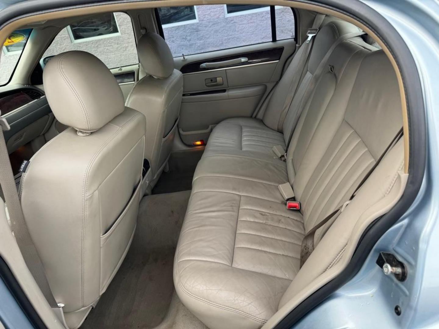 2006 BLUE LINCOLN TOWN CAR SIGNATURE (1LNHM81V96Y) with an 4.6L engine, Automatic transmission, located at 3100 Covert Avenue, Evansville, IN, 47714, (812) 473-4492, 37.955418, -87.512238 - Photo#5