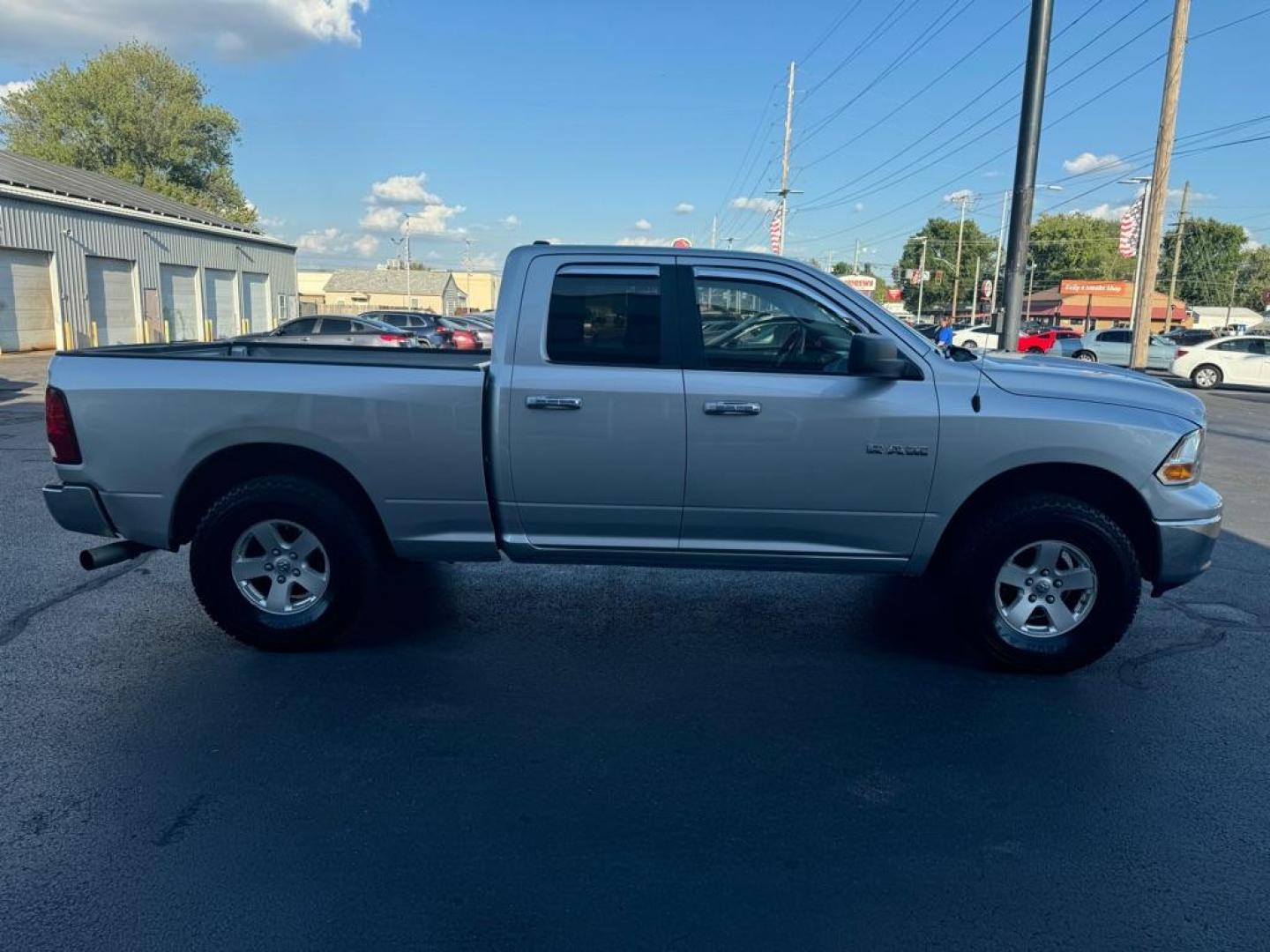 2009 SILVER DODGE RAM 1500 (1D3HV18PX9S) with an 4.7L engine, Automatic transmission, located at 3100 Covert Avenue, Evansville, IN, 47714, (812) 473-4492, 37.955418, -87.512238 - Photo#2