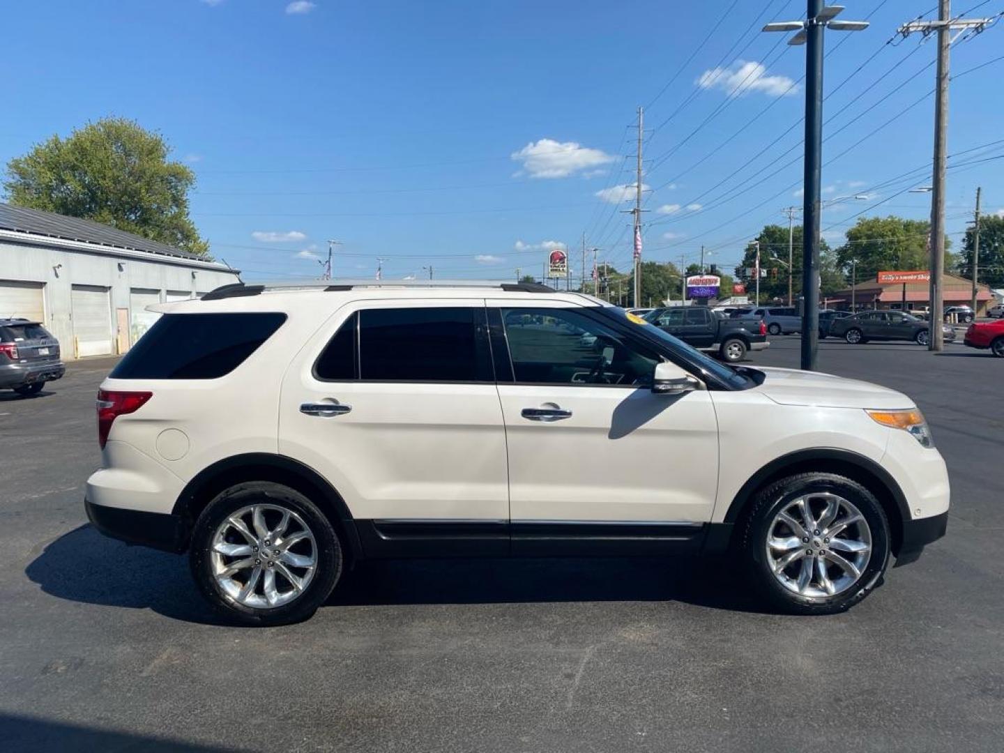 2015 WHITE FORD EXPLORER LIMITED (1FM5K8F81FG) with an 3.5L engine, Automatic transmission, located at 3100 Covert Avenue, Evansville, IN, 47714, (812) 473-4492, 37.955418, -87.512238 - Photo#3