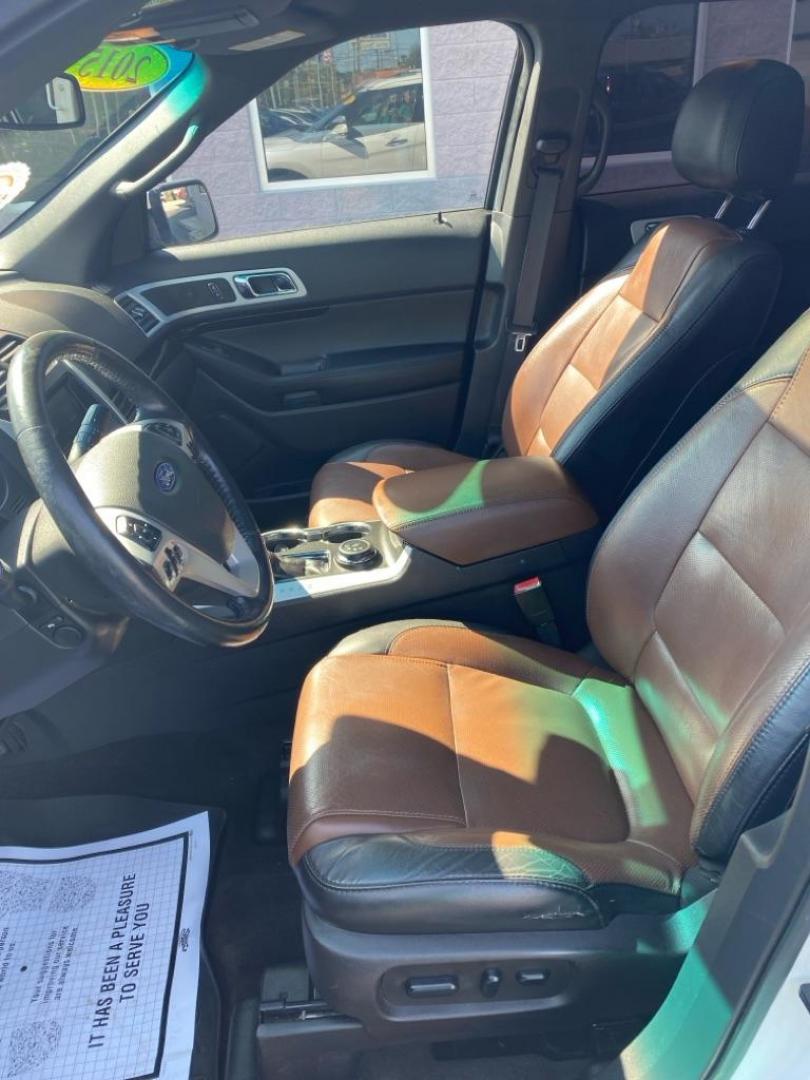 2015 WHITE FORD EXPLORER LIMITED (1FM5K8F81FG) with an 3.5L engine, Automatic transmission, located at 3100 Covert Avenue, Evansville, IN, 47714, (812) 473-4492, 37.955418, -87.512238 - Photo#4
