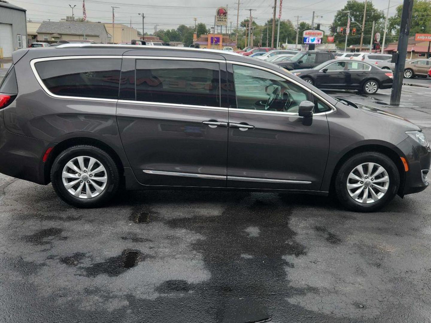2019 GRAY CHRYSLER PACIFICA TOURING L (2C4RC1BGXKR) with an 3.6L engine, Automatic transmission, located at 3100 Covert Avenue, Evansville, IN, 47714, (812) 473-4492, 37.955418, -87.512238 - Photo#1