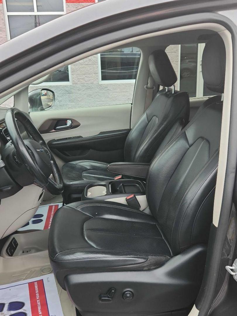 2019 GRAY CHRYSLER PACIFICA TOURING L (2C4RC1BGXKR) with an 3.6L engine, Automatic transmission, located at 3100 Covert Avenue, Evansville, IN, 47714, (812) 473-4492, 37.955418, -87.512238 - Photo#4