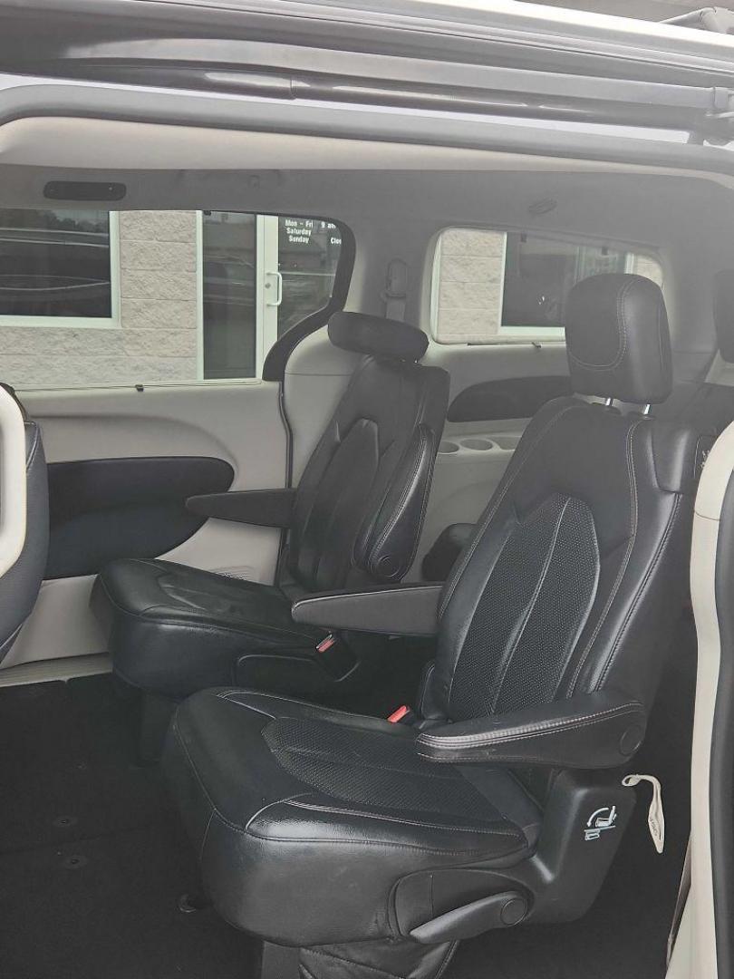 2019 GRAY CHRYSLER PACIFICA TOURING L (2C4RC1BGXKR) with an 3.6L engine, Automatic transmission, located at 3100 Covert Avenue, Evansville, IN, 47714, (812) 473-4492, 37.955418, -87.512238 - Photo#5