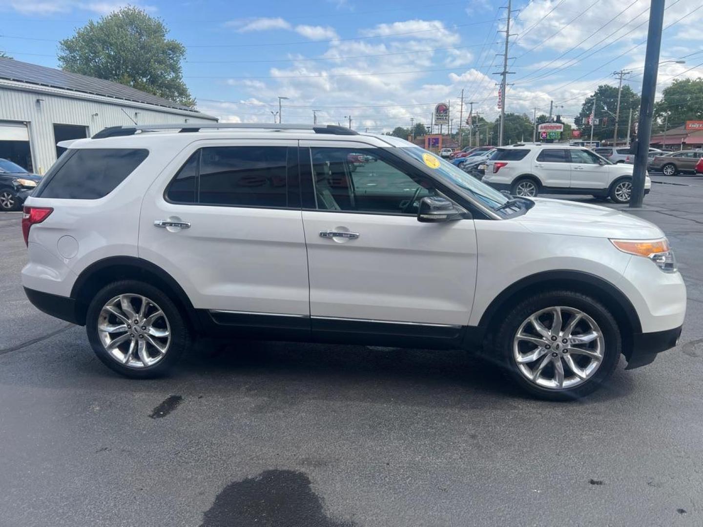2012 WHITE FORD EXPLORER XLT (1FMHK8D82CG) with an 3.5L engine, Automatic transmission, located at 3100 Covert Avenue, Evansville, IN, 47714, (812) 473-4492, 37.955418, -87.512238 - Photo#2