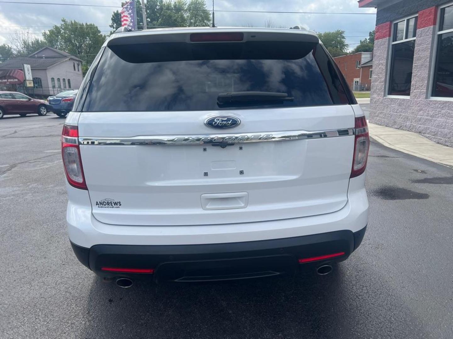 2012 WHITE FORD EXPLORER XLT (1FMHK8D82CG) with an 3.5L engine, Automatic transmission, located at 3100 Covert Avenue, Evansville, IN, 47714, (812) 473-4492, 37.955418, -87.512238 - Photo#3